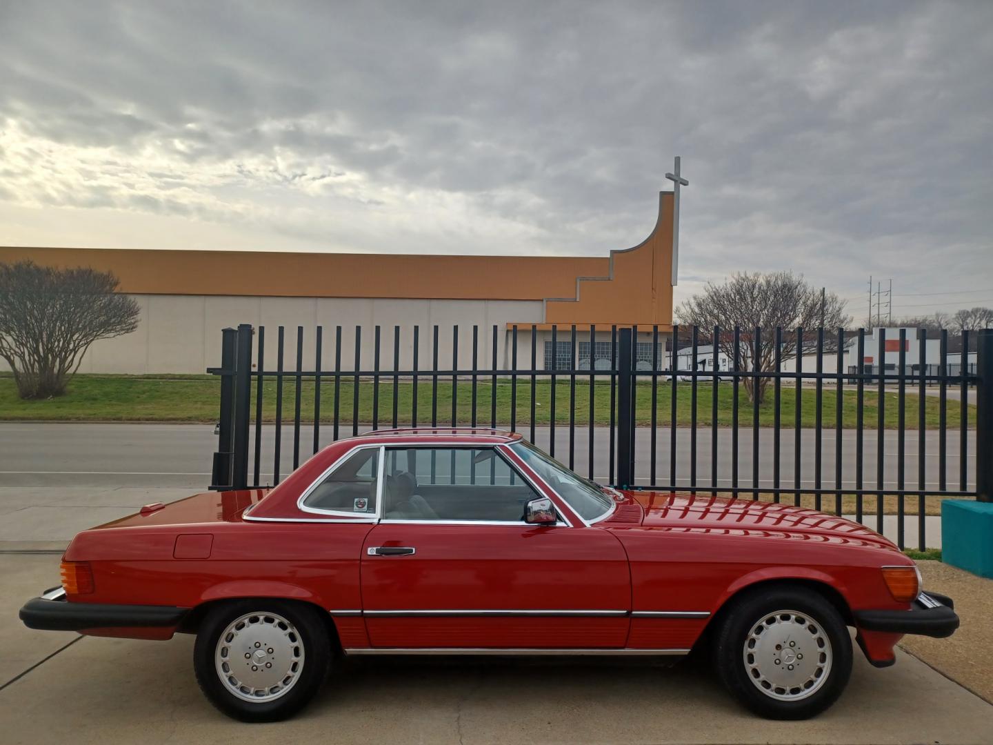 1989 RED /TAN, LEATHER Mercedes-Benz 560 SL coupe (WDBBA48D2KA) with an 5.6L V8 SOHC 16V engine, 4-Speed Automatic transmission, located at 2001 E. Lancaster, Ft. Worth, 76103, (817) 336-7000, 32.746181, -97.301018 - Photo#1